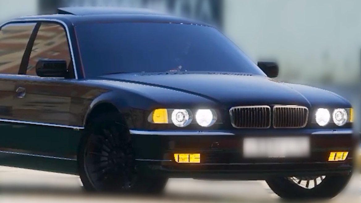 bmrpgta5's tweet photo. Godina 1993. u motoru, godina 2025. u duši.  

Beograd ga ne vozi — on vozi Beograd. 

Kad ga čuješ da brunda, znaš da su trotoari u opasnosti. Legenda sa zadnjim pogonom i stavom 'nema tih kola koja su BMW-u ravna.'

#balkan #srbija #hrvatska #bosna #crnagora #serbia #croatia https://t.co/j50jUloPgO