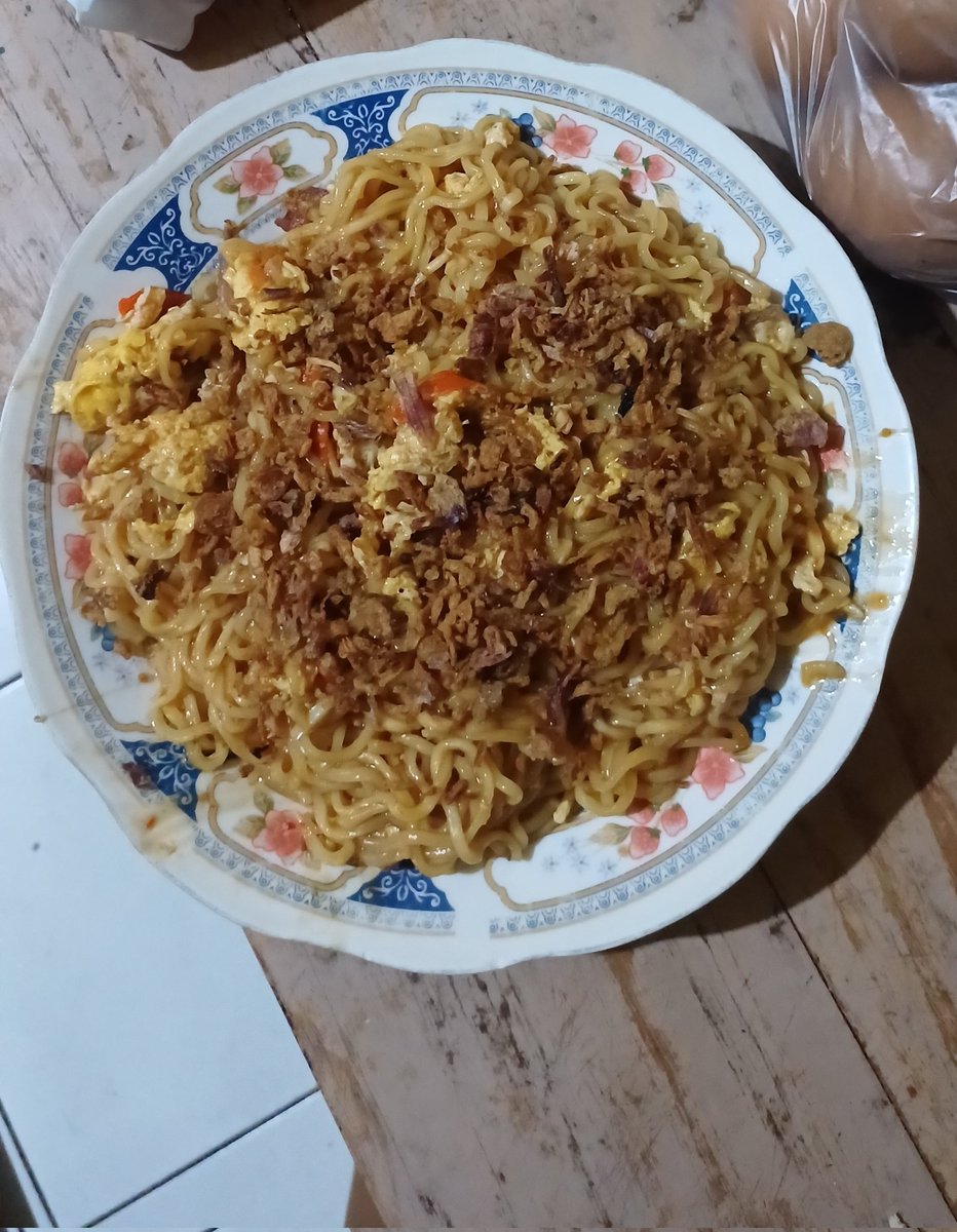 tetanggauranus's tweet photo. @FOODFESS2 baru aja bikin migoyeng cemek 2 bungkus😭 https://t.co/9mjYmR8Dt1