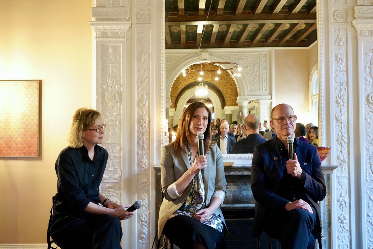 In conjunction with Earth Day, the new UN Tour Guide Uniforms were unveiled and showcased in a vibrant fashion show by 20 design students from @textilhögskolan. A reception at the Swedish Residence followed, featuring fashion panels on sustainability and craftsmanship. 🌍 🇺🇳