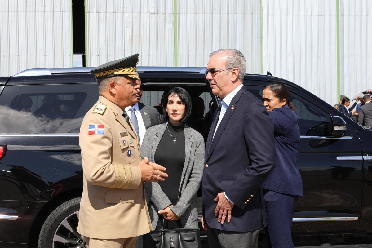 El Pdte. @LuisAbinader y la primera dama @RaquelArbaje partieron hacia el Vaticano para asistir a la misa funeral de su santidad, el papa Francisco. En un acto de respeto y solidaridad, se unirán a otros líderes mundiales para la ceremonia de este sábado en la plaza de San Pedro.