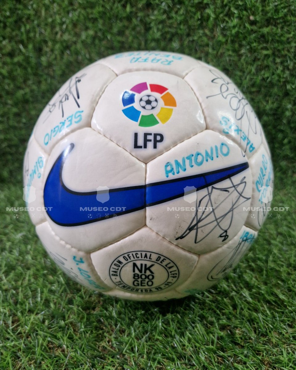 MuseoCDT's tweet photo. Balón de la temporada 98 99, convertido en una pieza histórica por las firmas de los héroes del ascenso del en la 00 01.

Lleva los autógrafos de figuras como Rafa Benítez, el estratega que condujo al equipo de vuelta a Primera, y jugadores como Hugo Morales, Pier, Luis García... https://t.co/UDzungNTIK