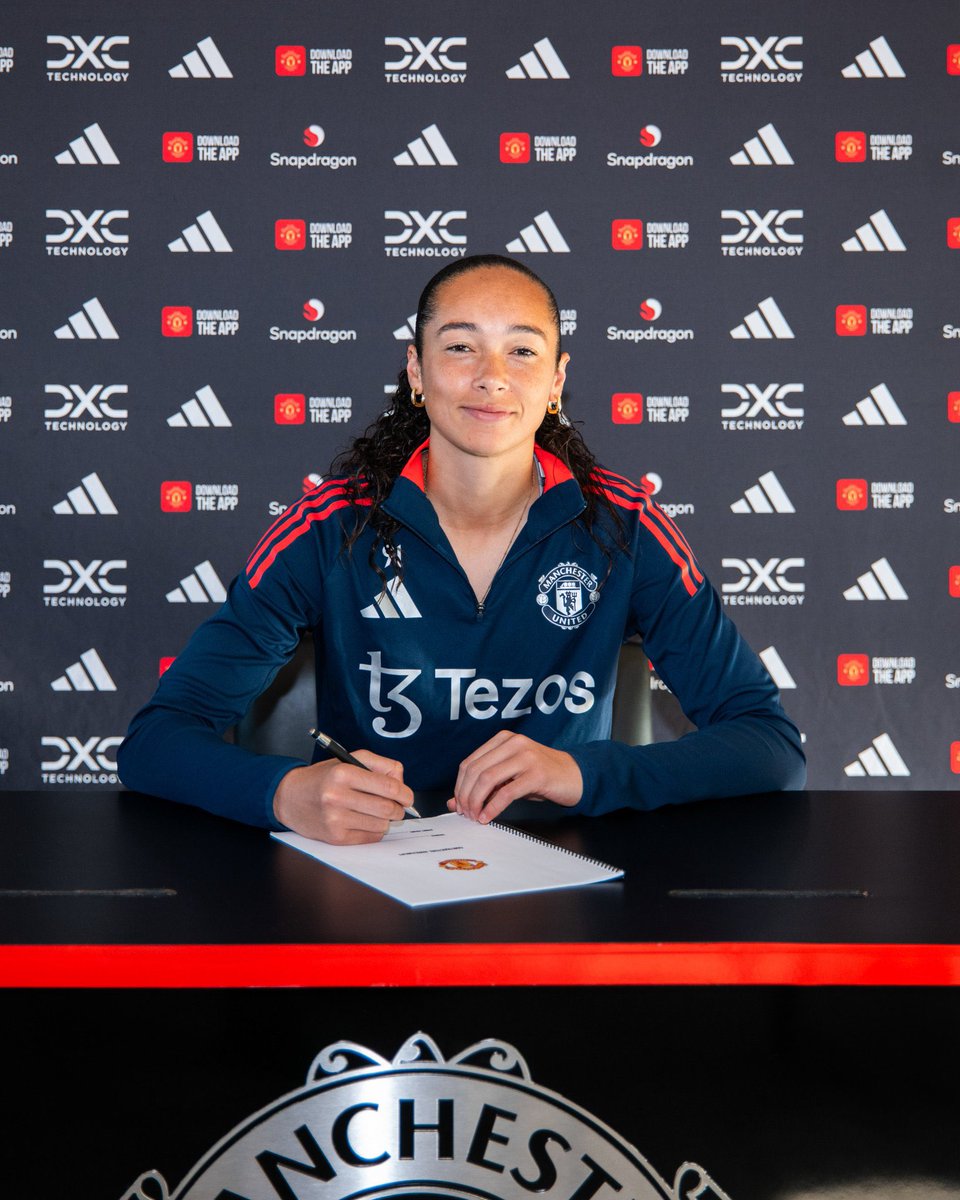 ConnerRoberts_'s tweet photo. Locked in until 2028 already🔒

🏴󠁧󠁢󠁥󠁮󠁧󠁿Maya Le Tissier
🏴󠁧󠁢󠁥󠁮󠁧󠁿Millie Turner
🇨🇦Jayde Riviere
🇺🇸Phallon Tullis-Joyce

Building blocks from the back and all key parts of the squad on and off the pitch. 

United want to win the WSL by 2028, this is a great start in aiming for that.

#MUWomen https://t.co/LQ4OGdU9k1