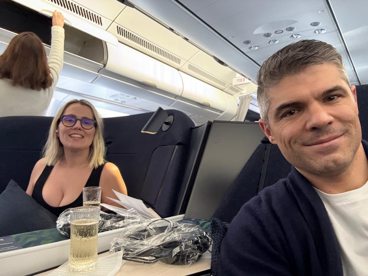 On our way to <a href="/ICSEconf/">ICSE</a> first stop #NewYork <a href="/m3sOulu/">M3S Oulu</a> #ICSE25 <a href="/davidetaibi/">Davide Taibi</a>