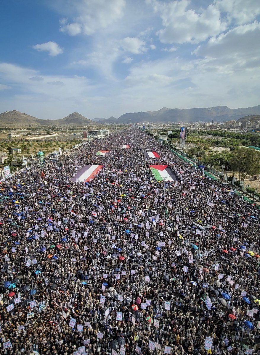 لماذا #اليمن ؟ 

لا أعرف على وجه اليقين كيف أفسّر وقفةَ الشعب اليمني بطريقة علمية. 
تتشابه اليمن مع دول عربية في ظروفٍ معينة (الضائقة الاقتصادية/ العقوبات/ الحرب والحصار المفروضان عليه) لكننها تتميز دون غيرها بأمرين أساسيين: 
١-لا طبقية في اليمن من حيث الوفاء للقضية الفلسطينية