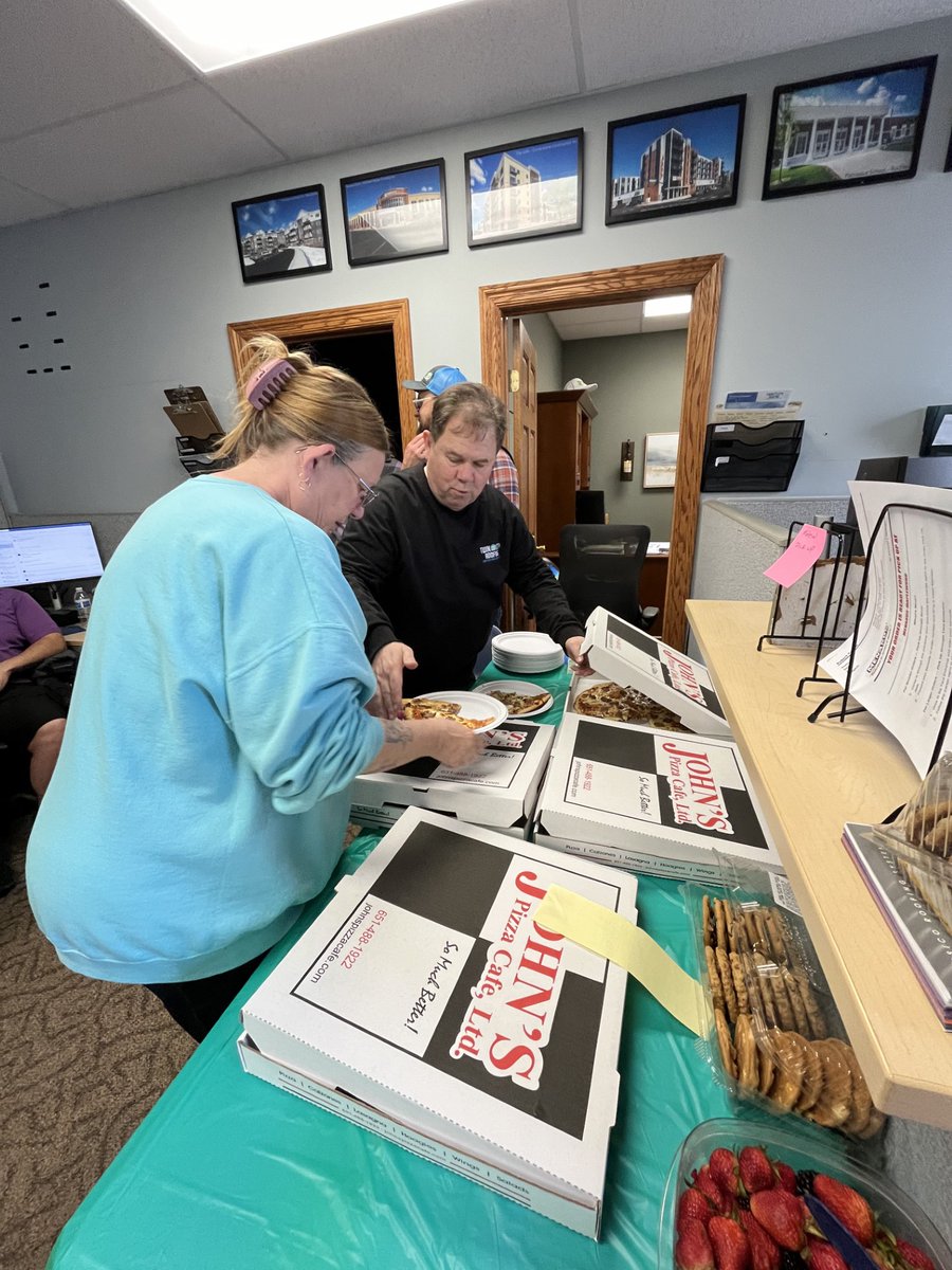 twincityroofs's tweet image. ✨SPRING KICKOFF HIGHLIGHT ✨

What better way to kickoff the spring season than with pizza, cookies, and a fantastic team?

We had a great time planning for the new season, collaborating with departments, and gaining more industry knowledge!

#SpringKickoff