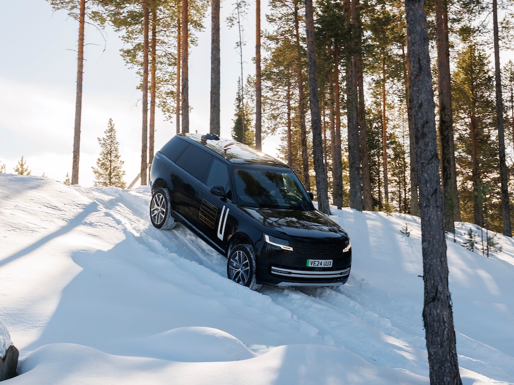 EVFleetWorld's tweet image. Prototypes of the upcoming Range Rover Electric have completed a second successful season of testing and development in the sub-zero conditions of the Arctic Circle. #RangeRoverElectric
evfleetworld.co.uk/range-rover-el…