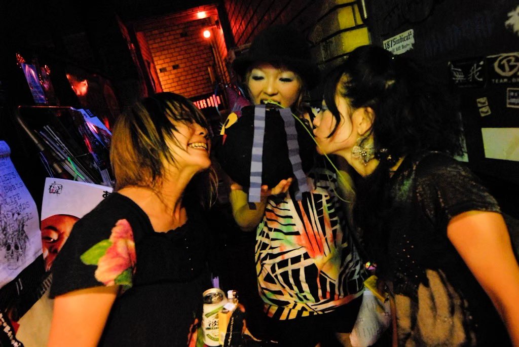 bopeep3's tweet photo. 2009年からのBO-PEEPは
タケちゃんがベースをサポートしてくれて、
タケピープ始動❣️
アメリカにも何度か通いました。
お腹がよじれるくらい
常に大笑いしていた記憶が蘇る。
写真は初期の頃。

#ボーピープ25周年
#ボーピープワンマンは6月27日 https://t.co/AJWoCQxdZ2
