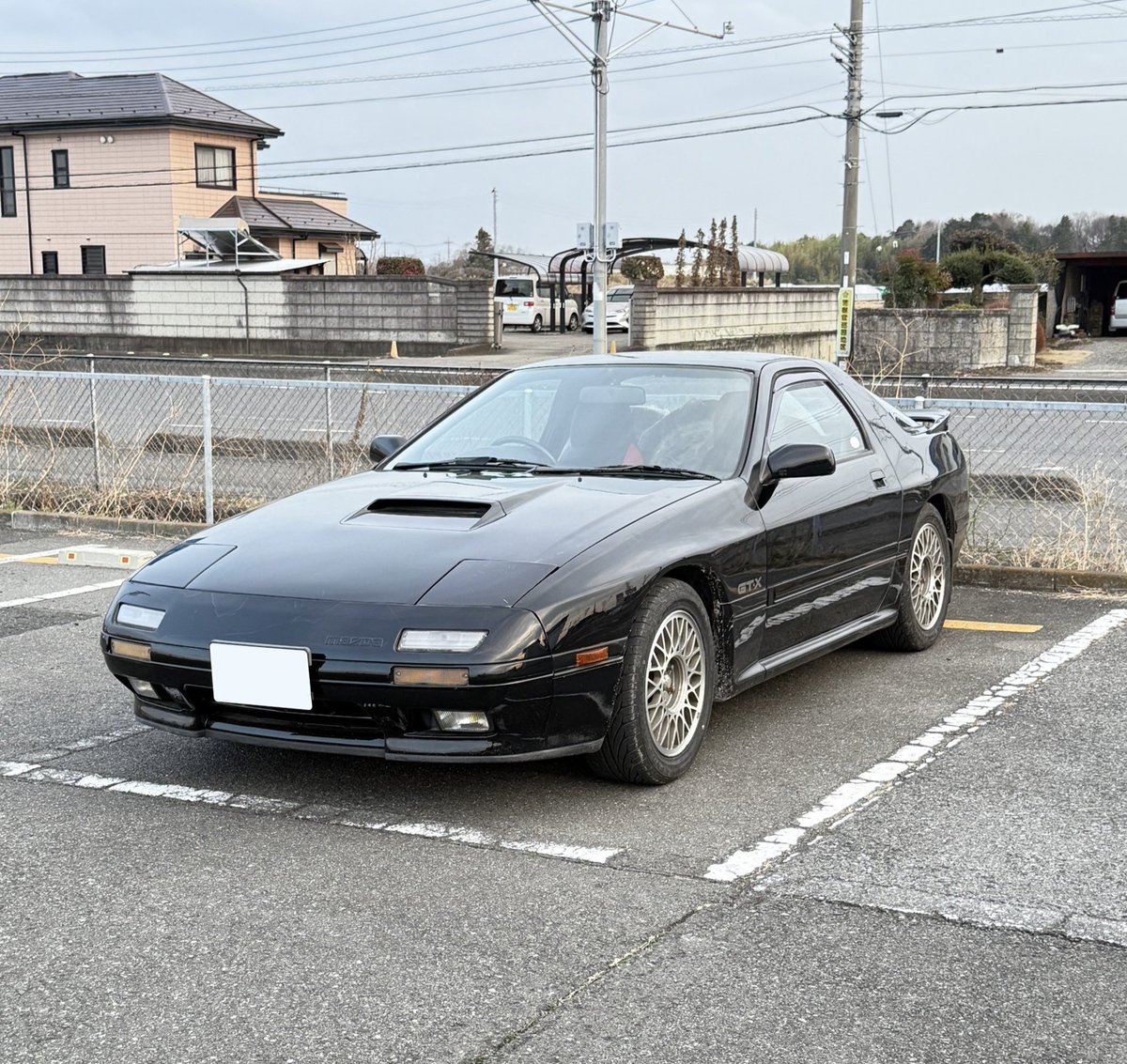 3cylinder660's tweet photo. 1990年式 MAZDA SAVANNA  RX-7 (FC3S)納車されました。過給が始まりレブリミットまでスムーズに回るロータリーターボは強烈ですね。
これでモーター・ロータリー・レシプロと3種の原動機持ちになりました。 リトラクタブルベッドライト最高です✨ https://t.co/ZHeAXyBYuF