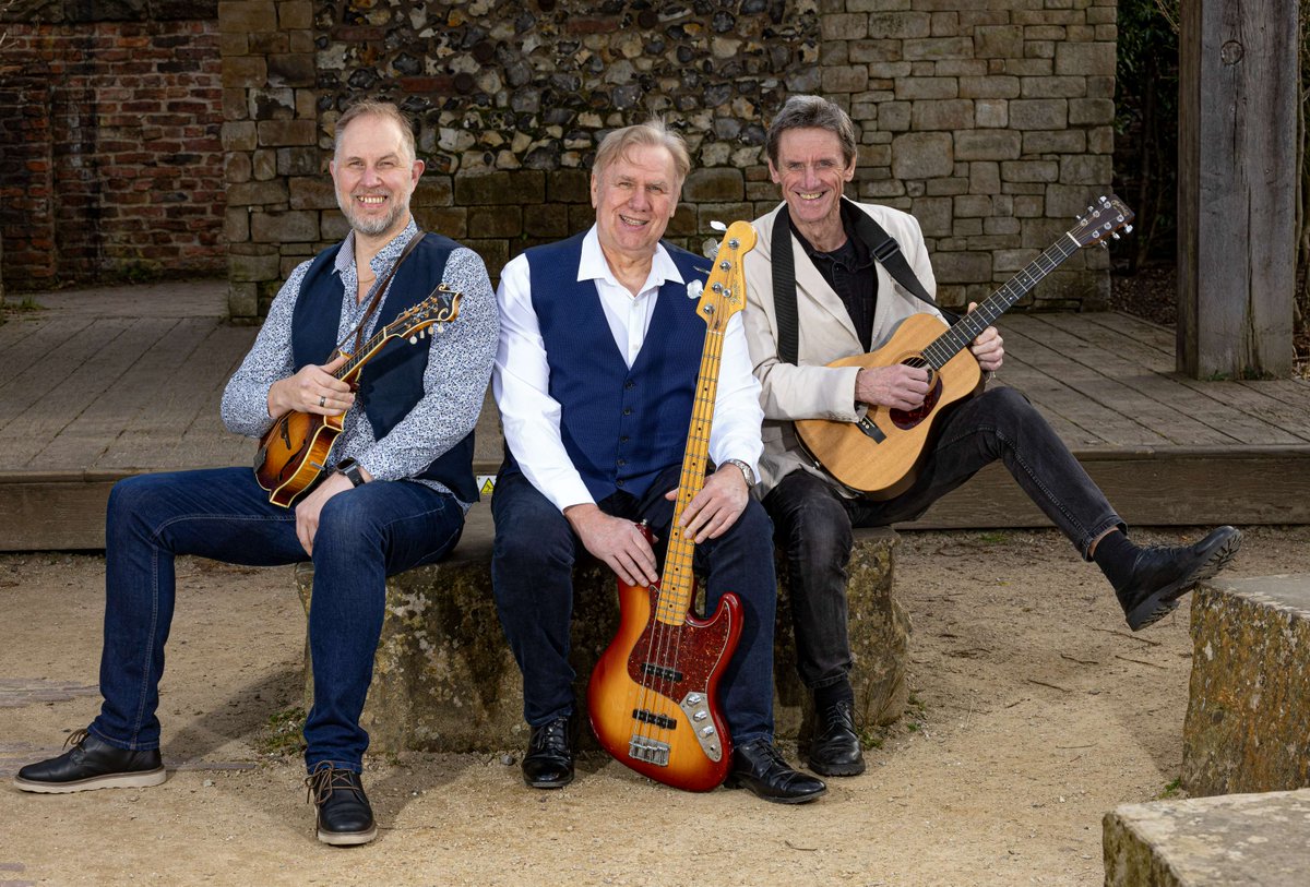 🎸 ANNOUNCEMENT 🎸

The Houghton Weavers will be back this Christmas to celebrate keeping folk smiling for an incredible 50 years 🤩

Expect songs, stories and festive fun on this special tour!

📍 Winmarleigh House, Winmarleigh Street
🗓️ Fri, 12 Dec

parrhall.culturewarrington.org/whats-on/the-h…