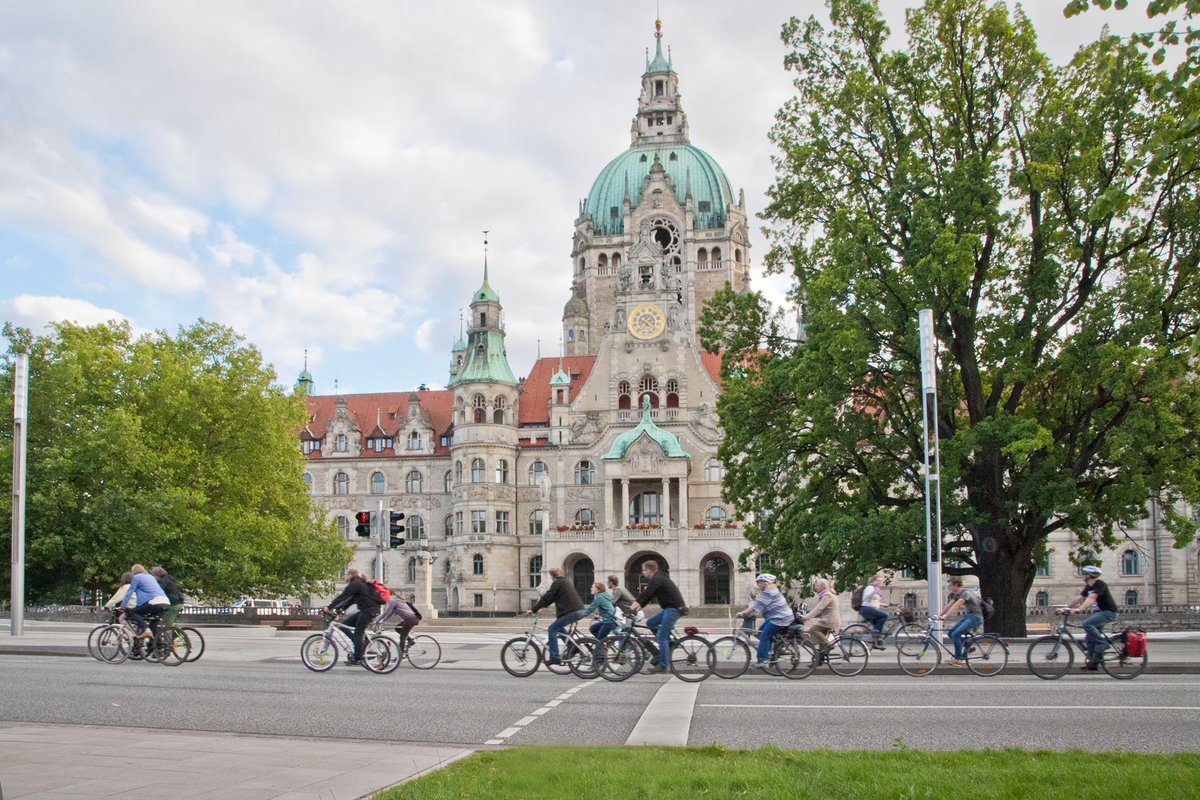 Der letzte Freitag des Monats April ist #CriticalMass-Tag in #Hannover! Wie üblich treffen wir uns um 18.30 Uhr am Klagesmarkt und starten kurz darauf. 🚲🚲🚲🚲 Und um 20 Uhr gibt's eine Extrarunde – die #VeloCityNight!🚲🚲🚲🚲