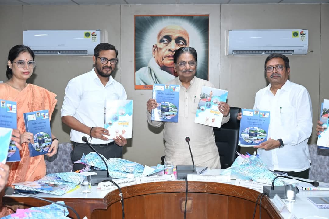 આજરોજ સર્કિટ હાઉસ,આણંદ ખાતે  માન.પ્રભારી મંત્રીશ્રી ઋષિકેશભાઈ પટેલ દ્વારા આણંદ જિલ્લાની વિકાસ વાટિકા પુસ્તિકાનું વિમોચન  કરવામાં આવ્યું. તથા આયોજન મંડળની બેઠકનું આયોજન કરવામાં આવ્યું.
<a href="/CMOGuj/">CMO Gujarat</a>
<a href="/irushikeshpatel/">Rushikesh Patel</a>
<a href="/CollectorAnd/">Collector and DM Anand</a>
<a href="/DDO_Anand/">DDO Anand</a>