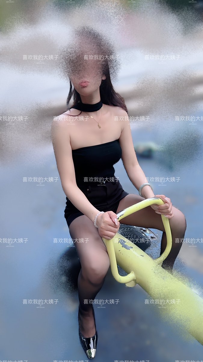 加班了，刚到家
看到老婆还有大姐在带孩子玩呢(家里有我妈下午给送的菜，所以今晚不用做饭)我想说的不是这个，想说的是大姐今天的打扮让我看了就想操她，这女人味太足了吧，老婆穿衣就有点中规中矩咯 https://t.co/DclRLhdsTh