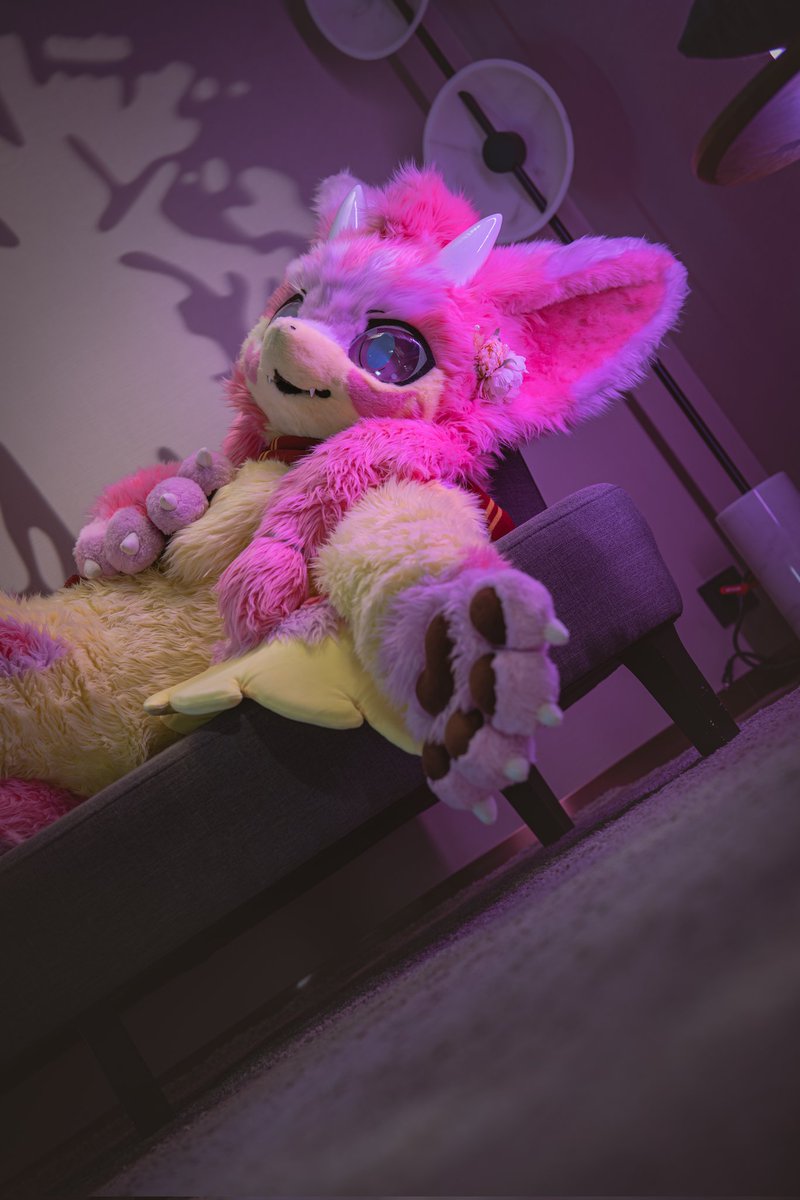 當天使龍也是很累的
不如牽著我的手，和我一起躺一會💤
📷<a href="/dragon_ranga/">張小勤(蒼嵐)🔜🐾FurryTeaParty 2025🐾</a>
#FursuitFriday