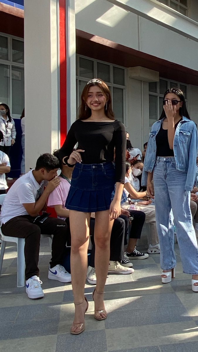 bumkkyu's tweet photo. getting into #unis and finding out gehlee is the same girl at my old school's fashion show that i took a photo of because i thought she was so pretty https://t.co/jjXHBEQaUV