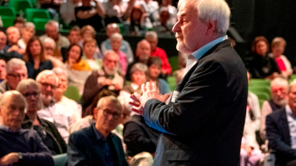 Patient Empowerment vzw (@empowermentvzw) on Twitter photo "Hoe afhankelijk je als patiënt ook bent, het is belangrijk dat je altijd je stem laat horen," zegt vzw-voorzitter Eeckman op congres van de Vlaamse Parkinson Liga in ICC Gent, in aanwezigheid van minister Frank Vandebroucke. #PatientEmpowerment #Samenaanhetstuur <a href="/parkinsonliga/">Vl. Parkinson Liga</a> "Hoe afhankelijk je als patiënt ook bent, het is belangrijk dat je altijd je stem laat horen," zegt vzw-voorzitter Eeckman op congres van de Vlaamse Parkinson Liga in ICC Gent, in aanwezigheid van minister Frank Vandebroucke. #PatientEmpowerment #Samenaanhetstuur <a href="/parkinsonliga/">Vl. Parkinson Liga</a>