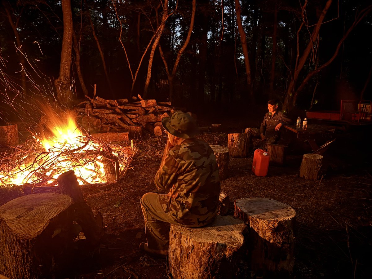 MF_GERONIMO's tweet image. 今日はナラ枯れの木2本を安全の為、伐倒・処理しました。

そして夜はGERONIMO Night Crews✨
(運転:チュン上士　乗車:豊丸さん、スタッフ)

#危険木処理
#ジェロニモ 
#GERONIMO