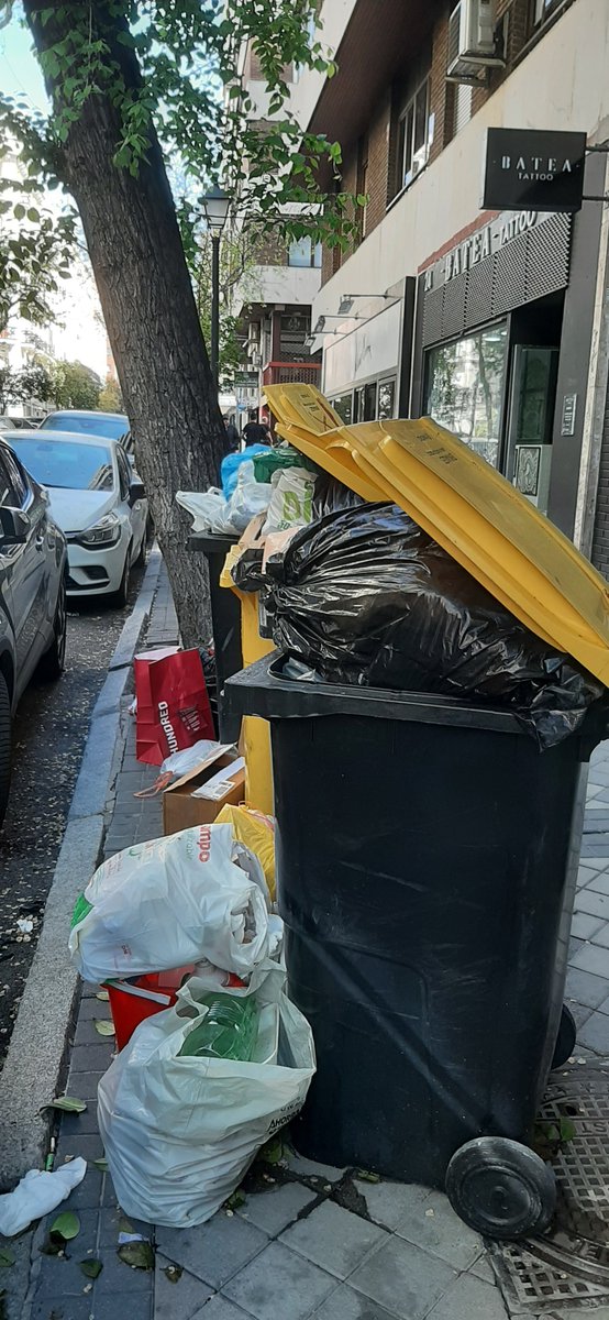 Es mentira que estén funcionando los servicios mínimos en la #huelga de recogida de #basuras en Madrid. Así estamos en Argüelles, desde el lunes sin recogerla. ¡Una vergüenza! <a href="/MADRID/">Ayuntamiento Madrid</a> <a href="/CCOOMadrid/">CCOO de Madrid</a> <a href="/elmundoes/">EL MUNDO</a> <a href="/el_pais_madrid/">EL PAÍS Madrid</a> <a href="/elconfidencial/">El Confidencial</a> <a href="/La_SER/">Cadena SER</a>