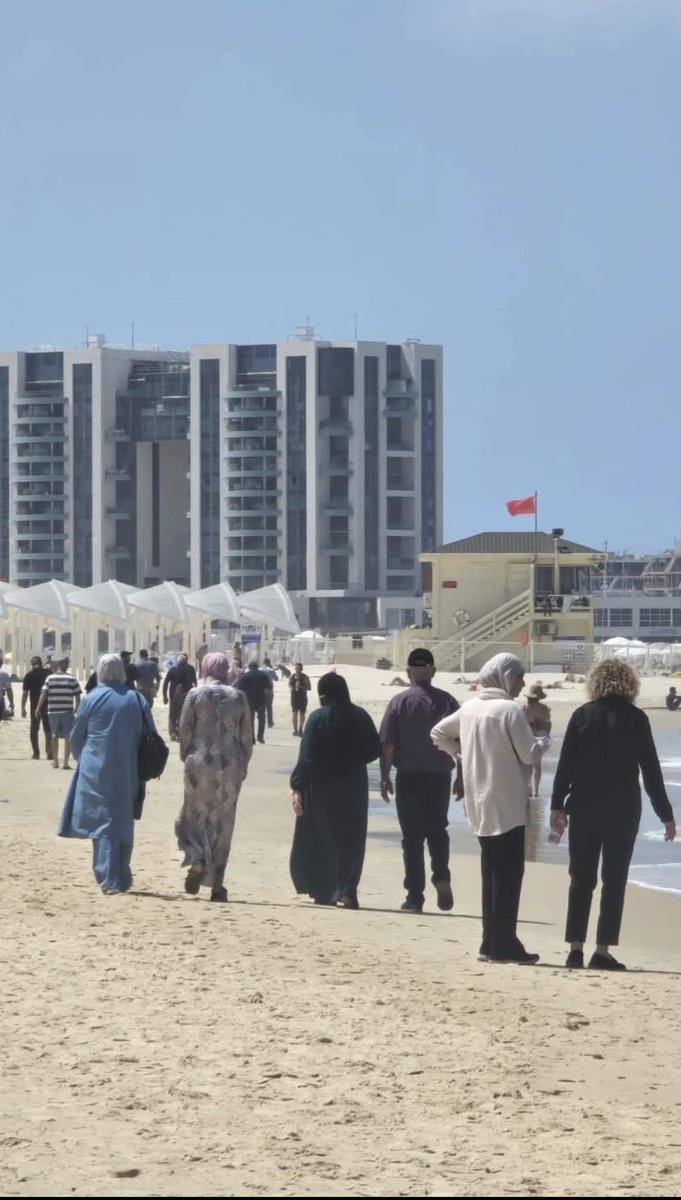 commentary_eva's tweet image. В Израиле такое геноцид что несчастные арабы могут гулять только по берегу моря ,в города их не пускают