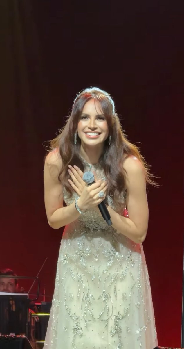 آمال من الناس اللي كل ما تطل على المسرح، بتأكد إن الفن الأصيل لسه عايش. بجد فخامة في الحضور، وإبداع في الأداء,  احسنتي يابنت بلدي👌🏼🤍
#امال_ماهر