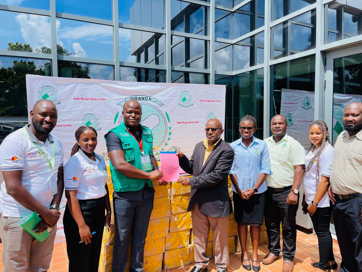 UNDAuthority's tweet photo. .@AfricaCDC has today handed to our ED a consignment of 12,000 booklets for Adverse Drug Reactions and Adverse Events following Immunization reporting (AKROS), supporting our pharmacovigilance efforts. This is part of CDC’s saving lives and livelihoods initiative (SLL). https://t.co/TflSwOaaVZ