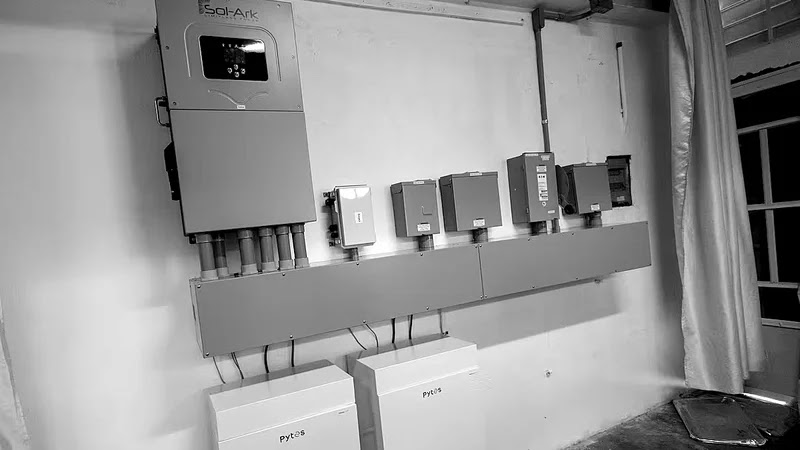 lrcctasador's tweet photo. La gobernadora Jenniffer González anunció que se eliminará el programa para instalar sistemas de energía solar en Puerto Rico debido a la falta de fondos estatales para sustituir los $365 millones federales frenados por la administración de Donald Trump. Ah!, pero Juan Dalmau. https://t.co/63jG3mU3lB