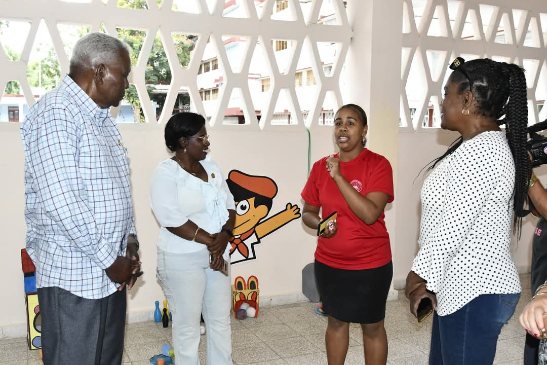 Yamailita's tweet photo. Visita el Presidente de la Asamblea Nacional del Poder Popular y del Consejo de Estado, Esteban Lazo Hernández la casita Infantil "Mambisitos" del Alma Mater Oriental. https://t.co/4pA8rh0Ip9