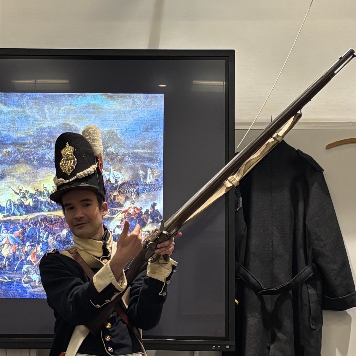 bennymichielsen's tweet image. Missed a Waterloo campaign update yesterday—was a bit busy! Ran some drill instructions with a group by the Bonaparte Dock in Antwerp, then dove deep into the French Revolution and Napoleonic era.
#NapoleonicWars #Waterloo2025 #LivingHistory #Antwerp #HistoryNerd