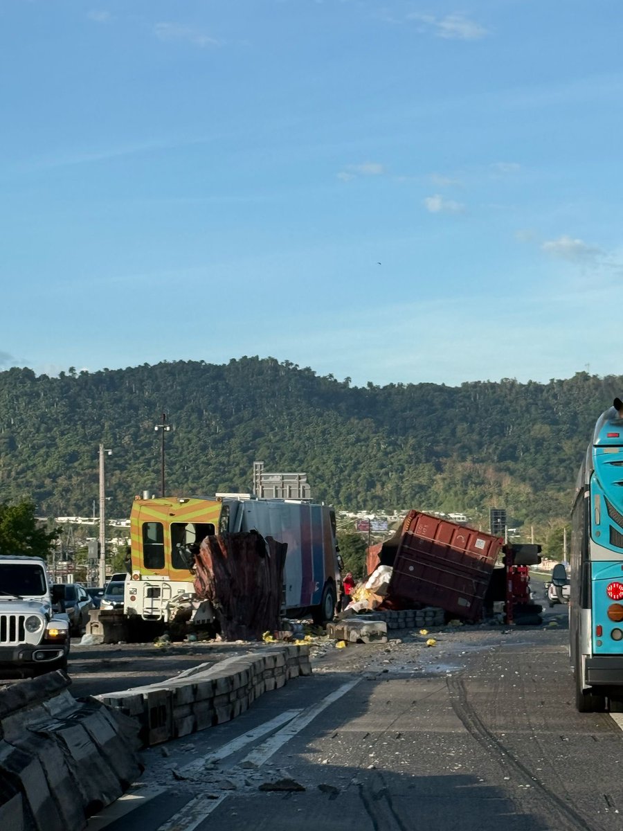 DronChinita's tweet photo. Se reporta choque, que involucra un camion en el Exp Ferré (PR52) km 15.9 en direccion de Caguas a Cayey. Personal de primera respuesta en coordinación con el personal de @Metropistas atienden la situación.
Se observa congestión vehicular en ambas direcciones. https://t.co/kOJ5wBAyyX