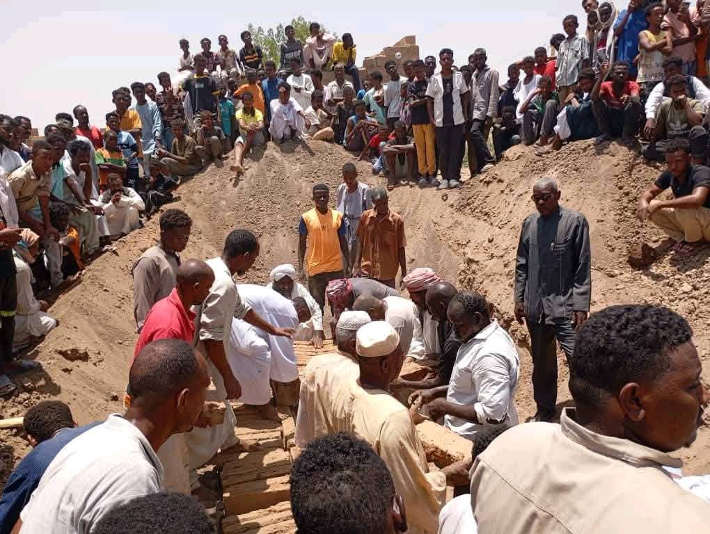 #نهر_النيل
في مشهد مهيب وحزين #عطبرة تودع 
شهداء مركز إيواء معهد التدريب  المهني الخاص  بسكك حديد السودان 🇸🇩 
والذين ارتقوا للرفيق الأعلى اليوم بسب استهداف المكان بمسيرة تابعة لملشيات الجنجويد الارهابية
نسأل الله لهم الرحمة والمغفرة