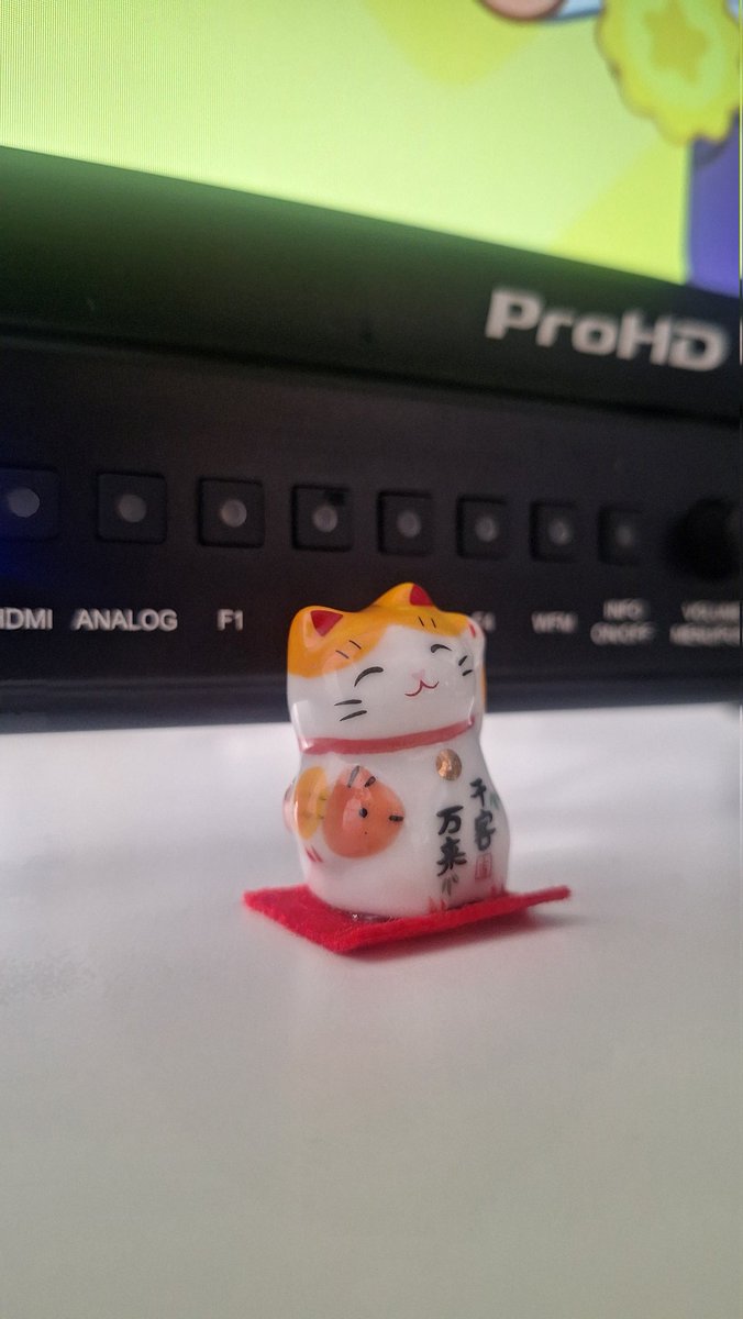 раз в полгода я вспоминаю о том, что у меня есть аккаунт и там надо, ну... что-то постить