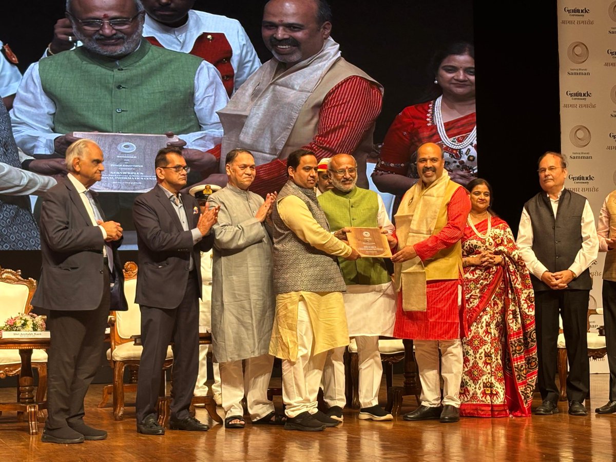 NICMeity's tweet image. Hon’ble Governor of Maharashtra awarded &quot;Yashraj Bharati Samman for Ethical Governance&quot; to NIC&apos;s #ServicePlus Framework. This recognition highlights the impact of ServicePlus in enabling transparent, efficient &amp;amp; citizen-centric delivery of government services across the country.