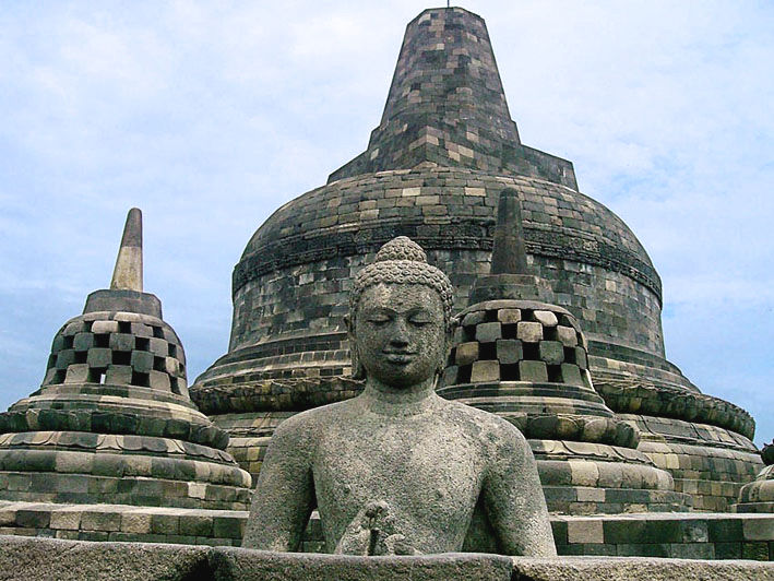 ***Kisah Mistis Candi Borobudur

Ada sebuah Archa Buddha kuno di Candi Borobudur yang disebut Kunto Bimo. Berdasarkan kisah, siapa yg bisa menyentuh arca stupa itu maka ia akan memperoleh keberuntungan dalam hidupnya. 
#kisah