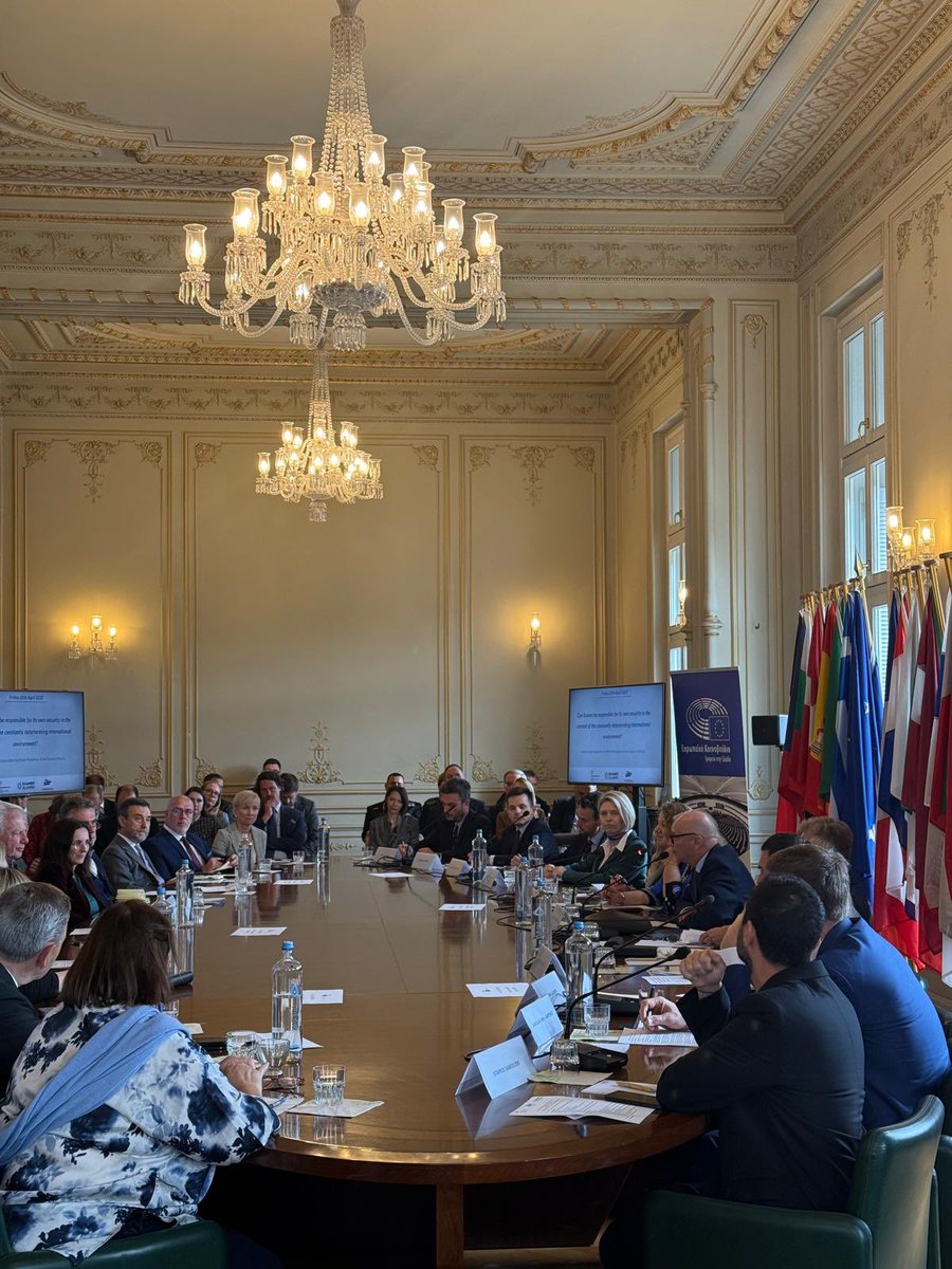 Insightful seminar organized by <a href="/PLinGreece/">PLinGreece</a> &amp; <a href="/eliamepgr/">Eliamep</a>: "Can Europe be responsible for its own security in the context of the constantly deteriorating international environment?" with the participation of 🇵🇱DFM Marek Prawda and 🇬🇷DFM Alexandra Papadopoulou &amp;think tank analysts.