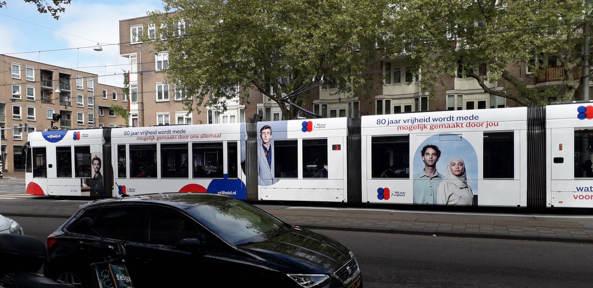 Deze tram rijd door Amsterdam, het is maar dat je het weet, iedereen heeft ons bevrijd, behalve de Amerikanen ,de Canadezen, Nederlanders zelf, ook de Polen hebben niets voor ons gedaan, deze mensen hebben ons bevrijd en ons veilig gehouden sindsdien.