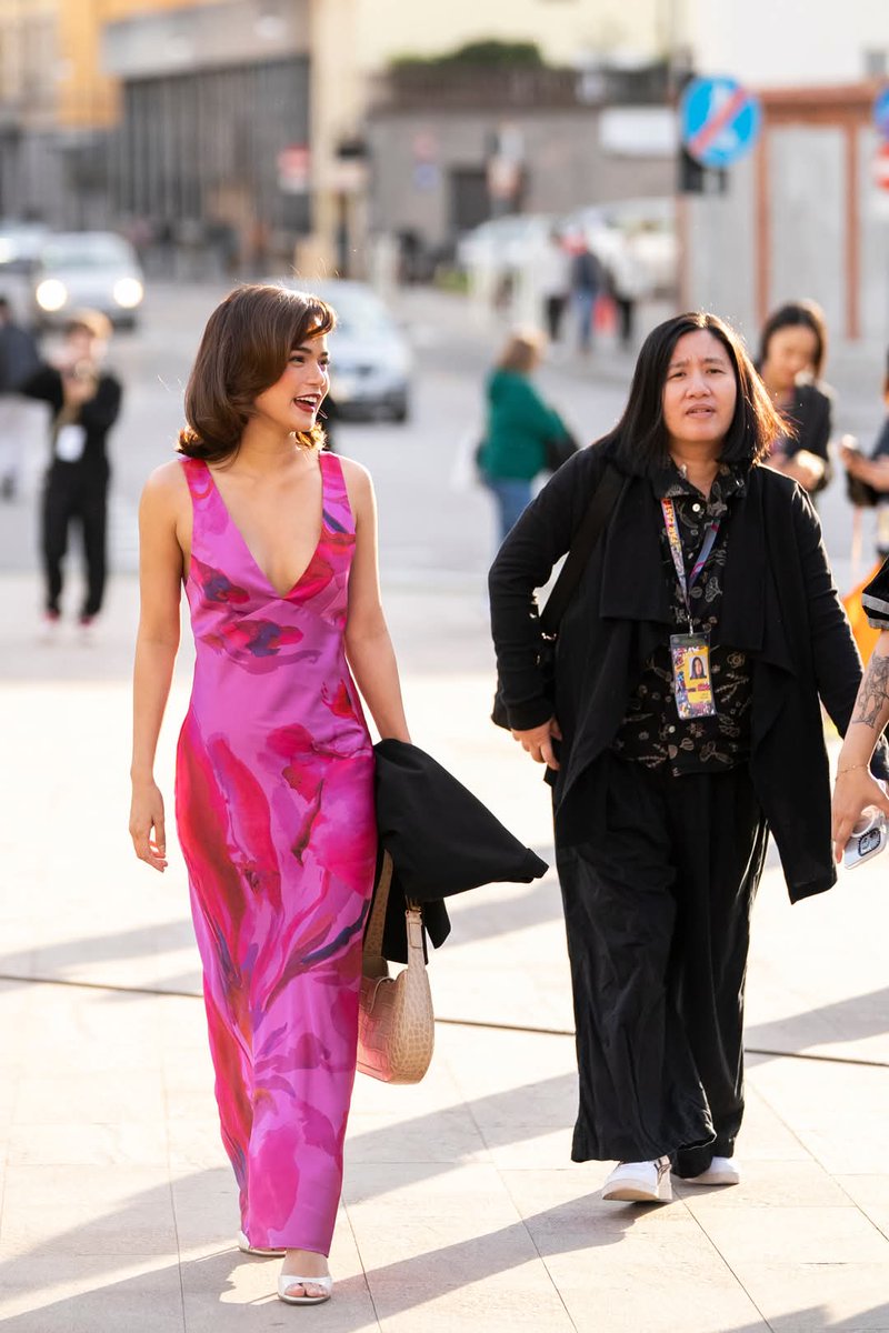 MariiishIsFine's tweet photo. The style maven that she is, she understands the assignment. Her vibrant Fuchsia floral fantasy really pops against the sunny Udine backdrop.
#FEFF25 #MarisRacal | Maris Racal
More photos here: https://t.co/UhpQb1aPNk https://t.co/UqZ5Ub9V6Y