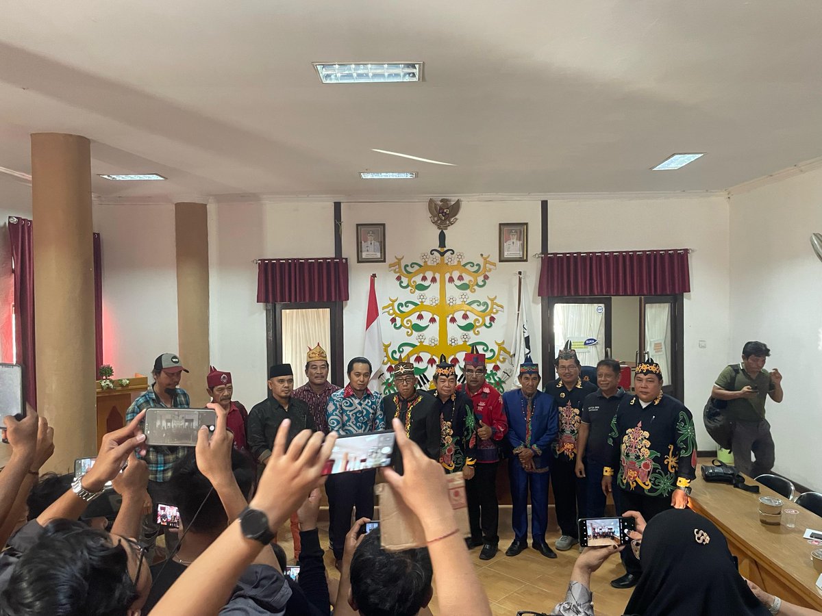 Kebayang gak sih kalian gara-gara konten parodi wawancara gubernur Kalteng Agustiar Sabran, disidang adat dan didenda -+ 20 juta? Di banyak daerah Indonesia, untuk perjuangan kebebasan berbicara aja masih susah banget dan resikonya gede banget. #KamiBersamaSaifHola