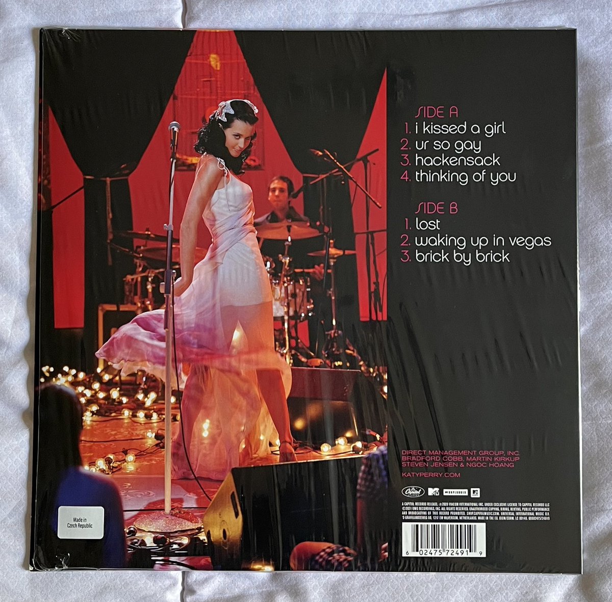 portalkatyperry's tweet photo. COISA LINDA! Confira algumas fotos da nova edição em vinil do “MTV Unplugged” de Katy Perry, lançado em disco cor violeta pela primeira vez. Os discos começaram a ser enviados nessa semana.

📸: @spaceychristian https://t.co/m6wC5dZ0aq