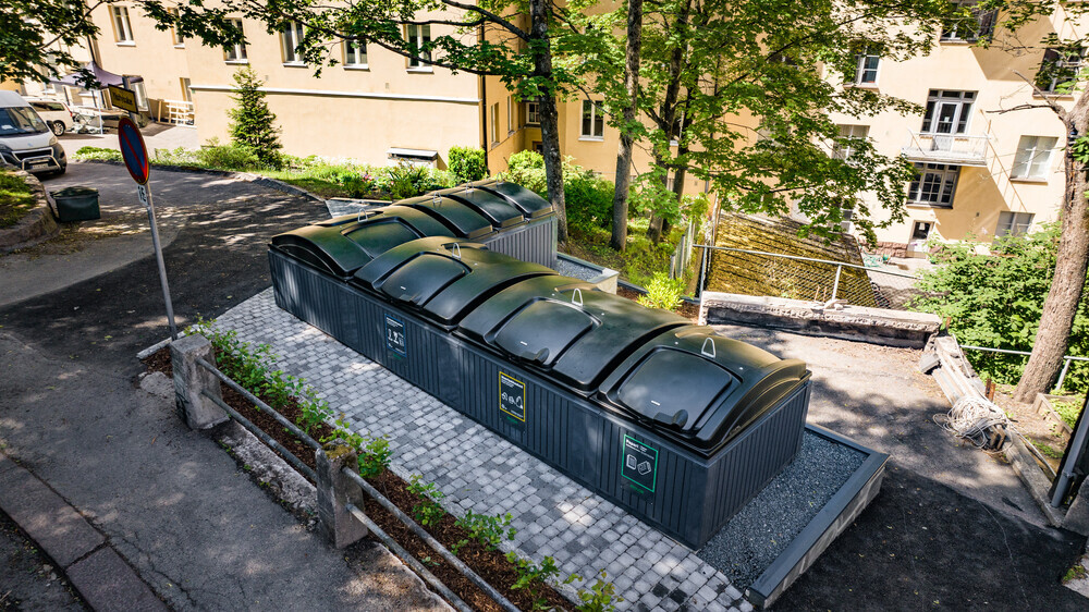 Poikkea osastolla 52 Taloyhtiö 2025-tapahtumassa 29.4.! Ovet ovat avoinna klo 11-18 Helsingin Messukeskuksen Siivessä. Vastaamme mielellämme, miten jätehuollon uusiminen pieniinkin pihoihin voidaan hoitaa kivuttomasti. #Molok #jätehuolto #Taloyhtiö