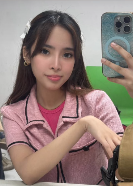 【 FACEBOOK STORY UPDATE 】  •  04/24/25        

 [❄️] • Chill Paloma Albasin on FB  

In pink and with Ribbons 🩷🤩💙❄️

#FINA #FINACHILL 🌹❄️