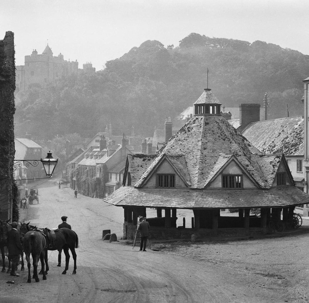 リリパットレーン　DUNSTER YARN MARKET Dunster Yarn Market, #Somerset in the late 1800s, genuinely looks