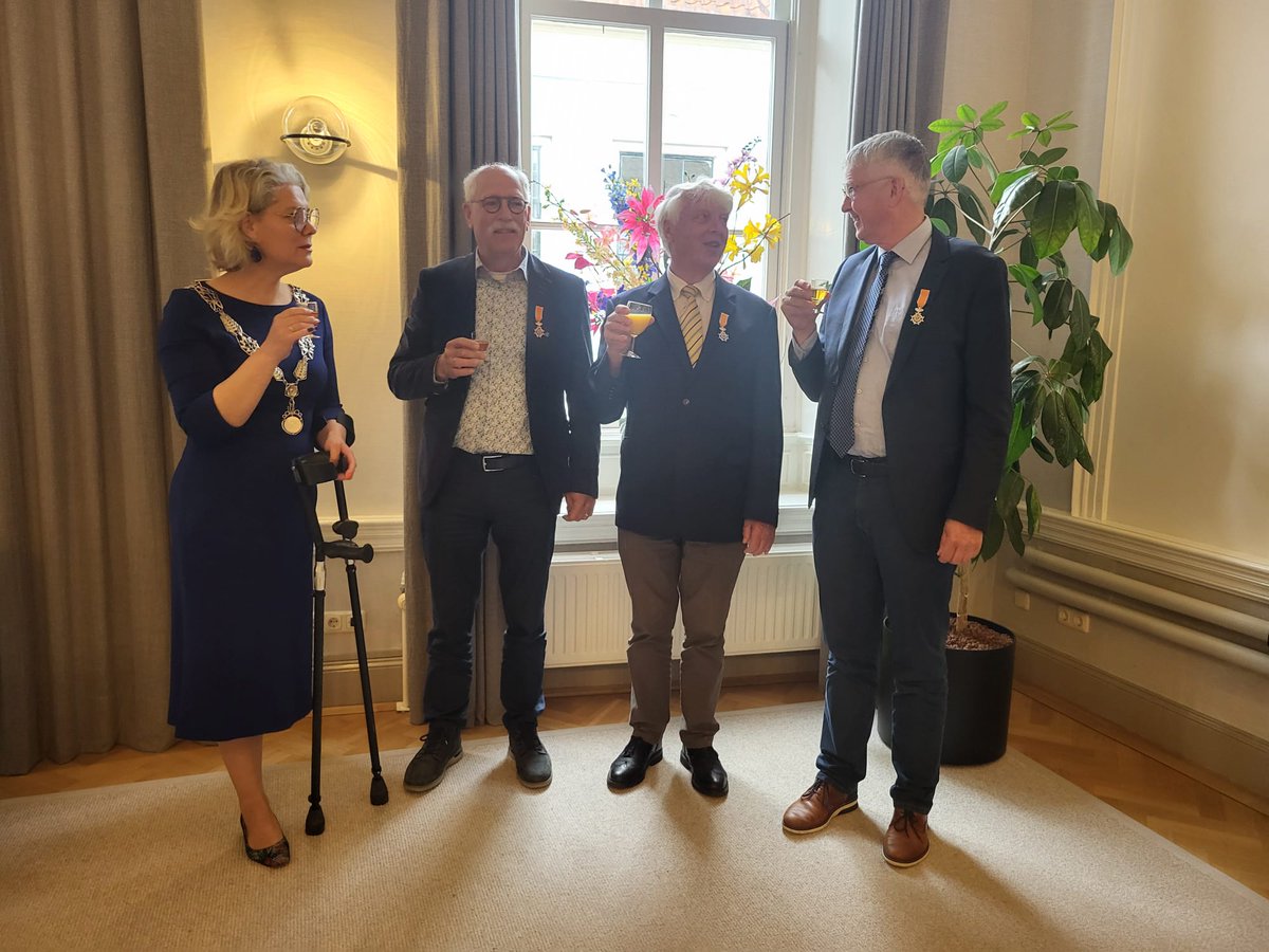 Lintjesregen! 🎉 Vandaag werden drie Hattemers koninklijk onderscheiden voor hun verdiensten voor de samenleving: Herman Koopman, Bert Karssing en onze eigen fractievoorzitter Teun Juk! Van harte gefeliciteerd! 

#hattem #cdahattem #cda #lintjesregen #lintje