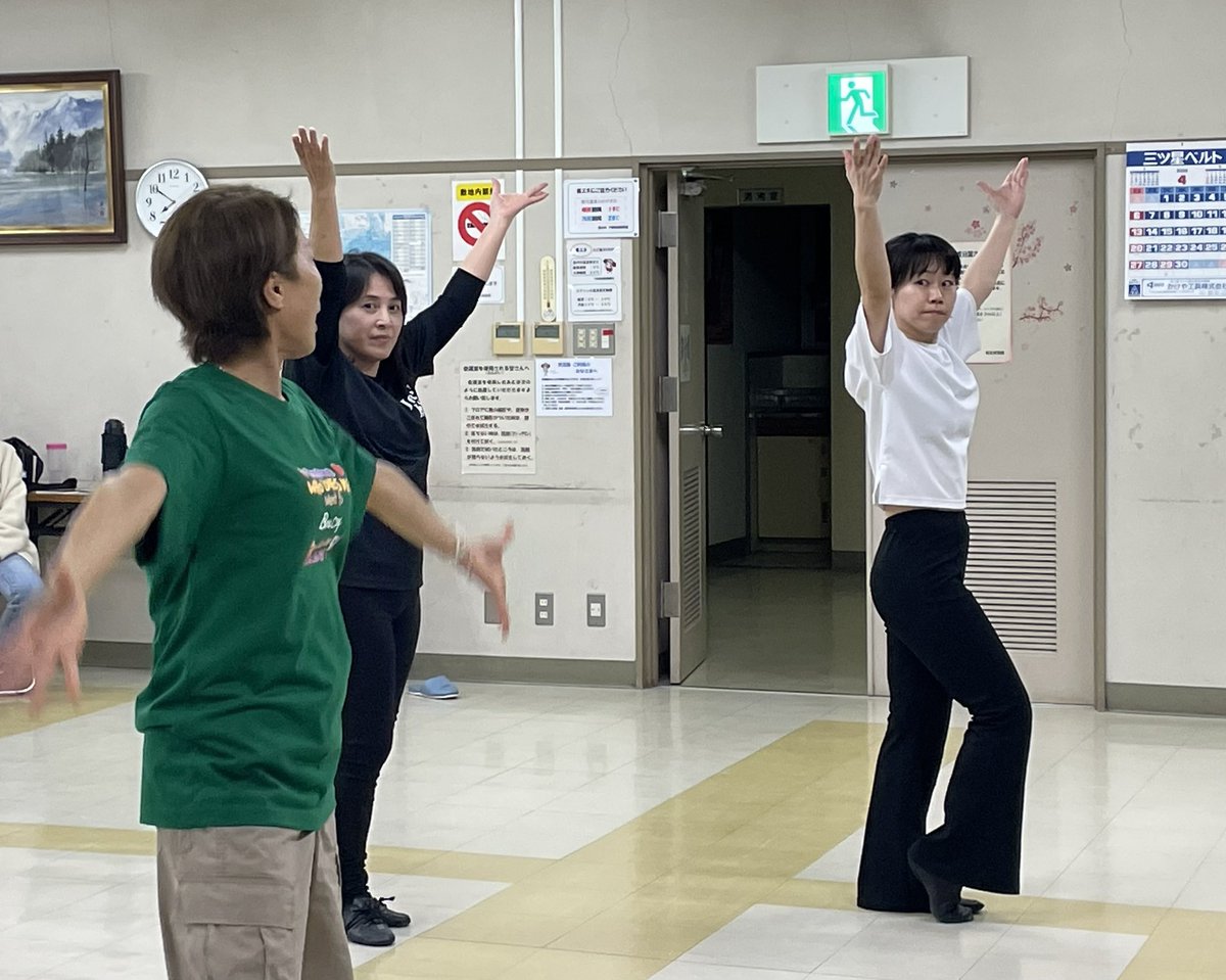 劇団ジュエルローゼズFUKUYAMA (@jfukuyama) on Twitter photo 【ジュエルローゼズ稽古日誌】
「あれ…ここの振り付けの手の向きってどうだっけ…?」と、みんなで助け合いながらの練習です✨
指先まで魅せるべく切磋琢磨しております!
🌹ステージイベント🌹
日時:5月18日(日) 13時〜
場所:JAふれあい祭ステージ(ばら祭会場内)
<a href="/cinema_mode/">福山駅前シネマモード(広島・映画館)</a> 【ジュエルローゼズ稽古日誌】
「あれ…ここの振り付けの手の向きってどうだっけ…?」と、みんなで助け合いながらの練習です✨
指先まで魅せるべく切磋琢磨しております!
🌹ステージイベント🌹
日時:5月18日(日) 13時〜
場所:JAふれあい祭ステージ(ばら祭会場内)
<a href="/cinema_mode/">福山駅前シネマモード(広島・映画館)</a>