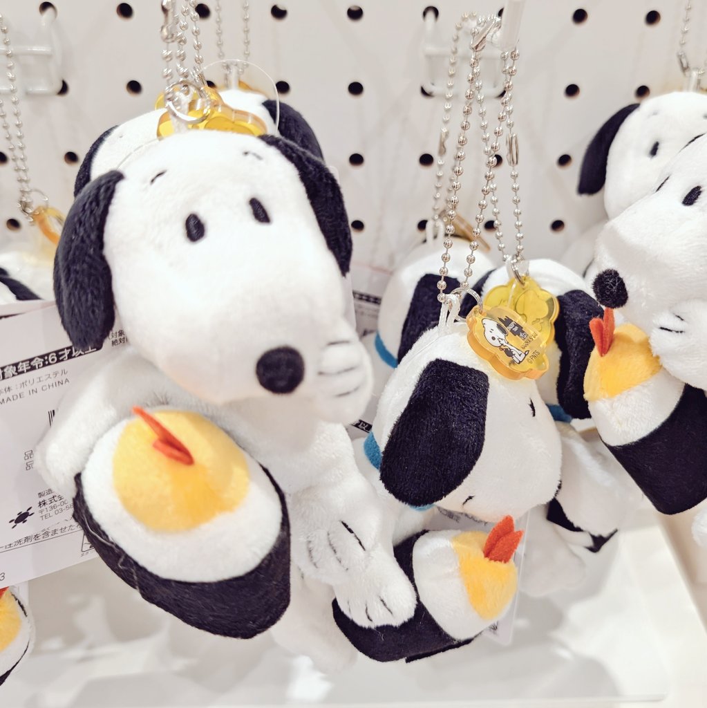 ayatoopy's tweet photo. 本日4/25に名古屋パルコ東館3階にスヌーピータウンショップ名古屋パルコ店がオープンしました！
天むす持ったスヌーピーがここでしか手に入らない限定アイテムとして登場しています。
オープン記念のノベルティもあるのでお早めに！
#スヌーピー男子 
#peanuts #Snoopy https://t.co/zqtpmlpZxD