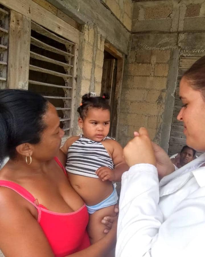 MarielAsam17618's tweet photo. Continúa #Mariel en "Campaña Nacional de Vacunación".

Enfermeras y doctores de cada rincón de la Villa Azul entregan bienestar a cada  familias.
En 📸 demarcación Guajaibón.

📍Vacuna antipoliomielitica.
#PorLaSalud https://t.co/1FYw6FCrnX