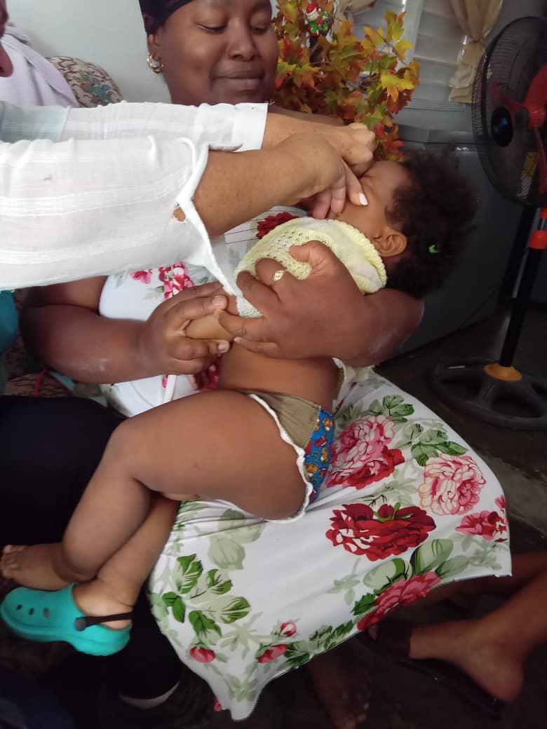 Continúa #Mariel en "Campaña Nacional de Vacunación".

Enfermeras y doctores de cada rincón de la Villa Azul entregan bienestar a cada  familias.
En 📸 demarcación Guajaibón.

📍Vacuna antipoliomielitica.
#PorLaSalud