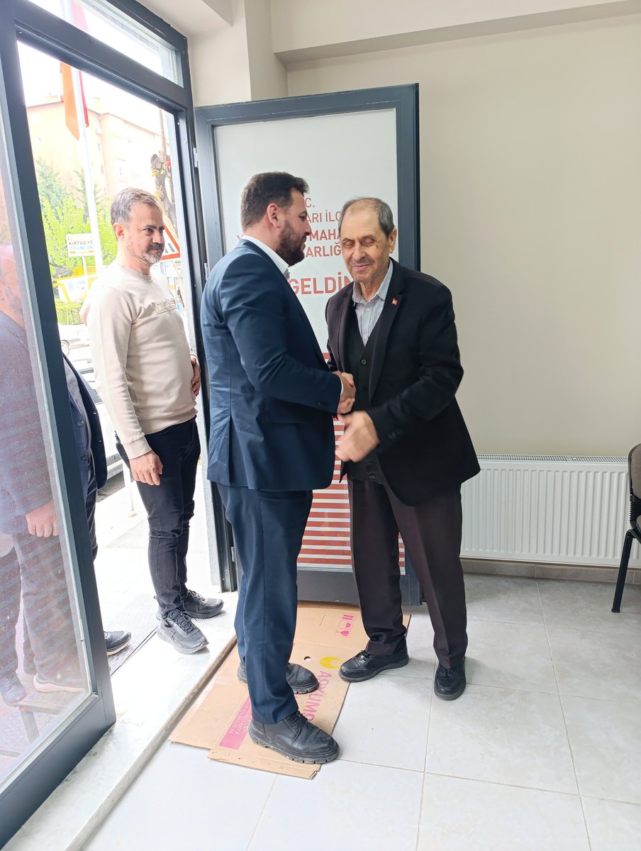 Yenidoğan Mahallemizdeyiz,
İlçe Başkan Yardımcılarımız, Yönetim kurulu üyelerimiz ile Yenidoğan Mahallesi Muhtarı Sabit Körpe'yi ziyaret ettik. Ziyaretimizde, mahalledeki sorunlar hakkında istişarede bulunduk. Nazik karşılama ve sohbetleri için Muhtarımıza teşekkür ederim.