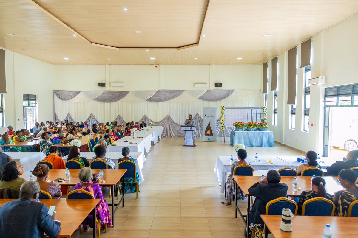 Bugesera District (@bugeseradistr) on Twitter photo Kuri uyu wa Gatanu, Abanyamuryango ba <a href="/UnityClubRw/">Unity Club</a>, Ubuyobozi bw’Akarere n’abafatanyabikorwa, bifatanyije n'Ababyeyi b'Intwaza bo mu rugo rw'Impinganzima rwa Bugesera #Kwibuka31 Jenoside yakorewe Abatutsi mu 1994.
Bahawe ikaze na Vice Mayor <a href="/umwalia9/">UMWALI Angelique</a>.
#TwibukeTwiyubaka Kuri uyu wa Gatanu, Abanyamuryango ba <a href="/UnityClubRw/">Unity Club</a>, Ubuyobozi bw’Akarere n’abafatanyabikorwa, bifatanyije n'Ababyeyi b'Intwaza bo mu rugo rw'Impinganzima rwa Bugesera #Kwibuka31 Jenoside yakorewe Abatutsi mu 1994.
Bahawe ikaze na Vice Mayor <a href="/umwalia9/">UMWALI Angelique</a>.
#TwibukeTwiyubaka