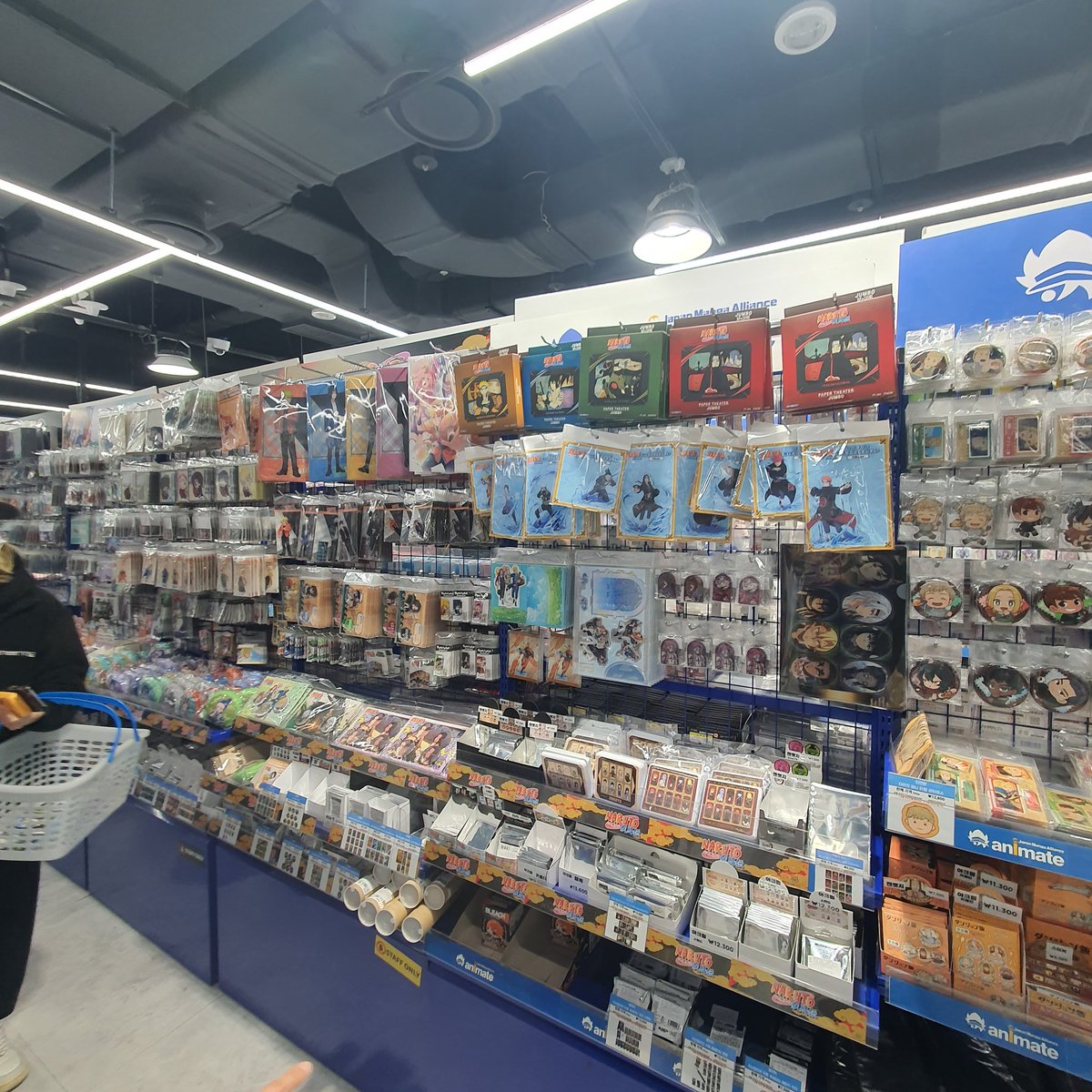 홍대 애니메이트에 나루토 굿즈존
진심 개커졌음ㅜㅡㅠ
저기가 다 나루토칸이야ㅜㅜㅜㅡㅜㅠ
존나 감.동.되.