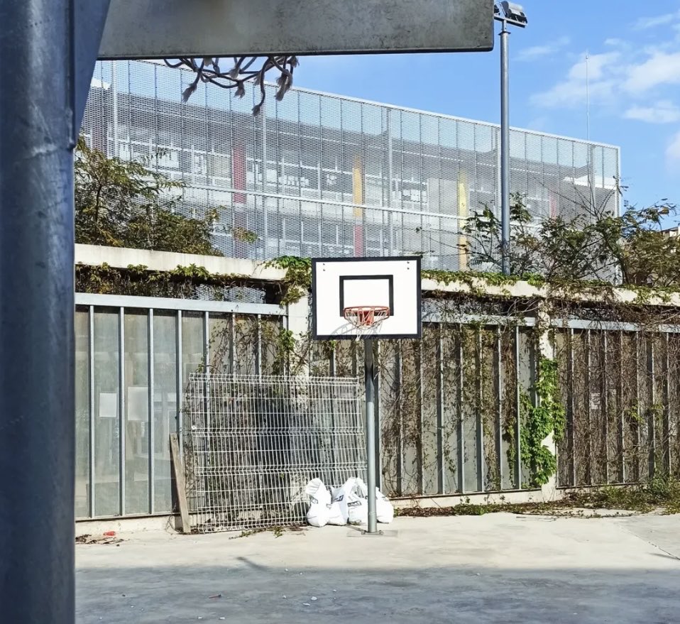 dave_severns's tweet photo. Hoop of the Day…  Barcelona, Spain. #hoopoftheday https://t.co/YrEiQWGk7I