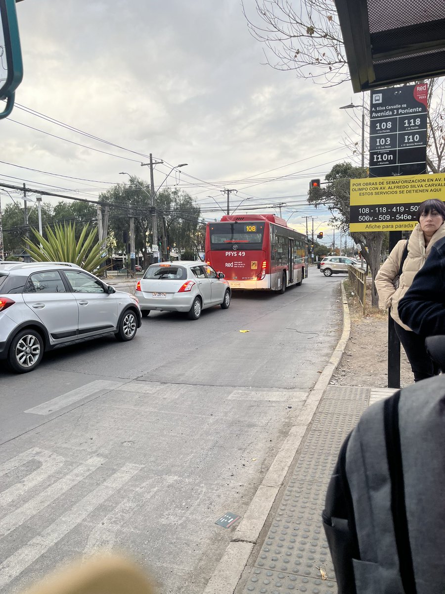 deprendogena's tweet photo. @Red_Movilidad tienen algún canal para denuncias cuando los choferes no paran en un paradero? Hicimos parar varios a la 108 PFYS 49 pero nos ignoró https://t.co/XsZ2EgzZkC